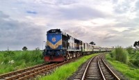 নওগাঁর আত্রাই হেডফোনে গান শোনার সময় ট্রে...